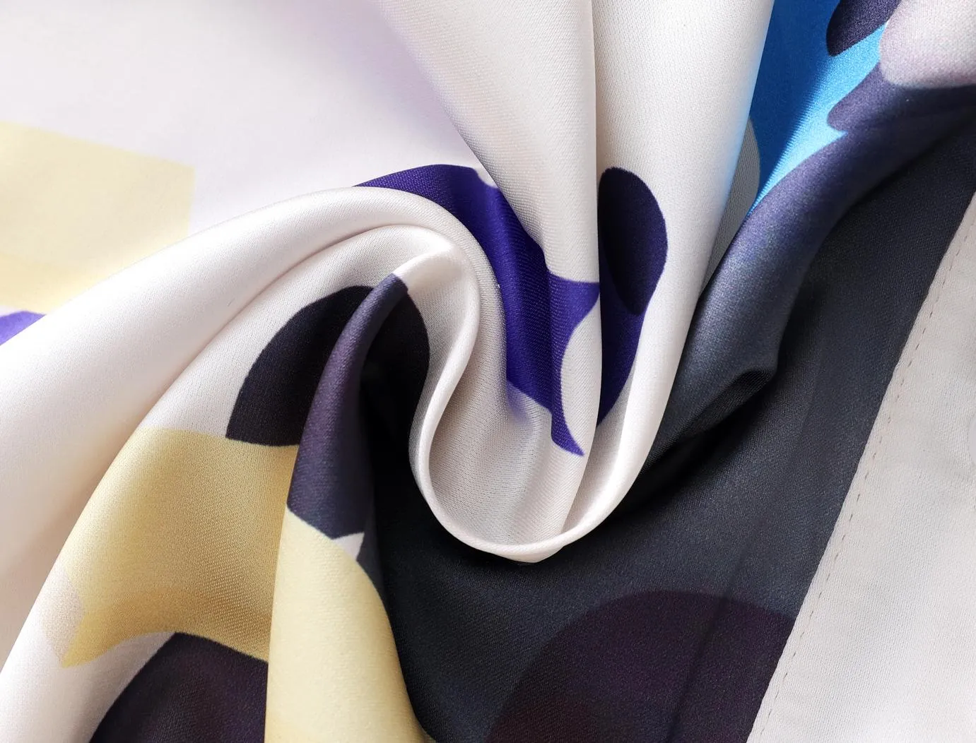 Elegant Women's Sleeveless Satin Shirt with Contrasting Colors