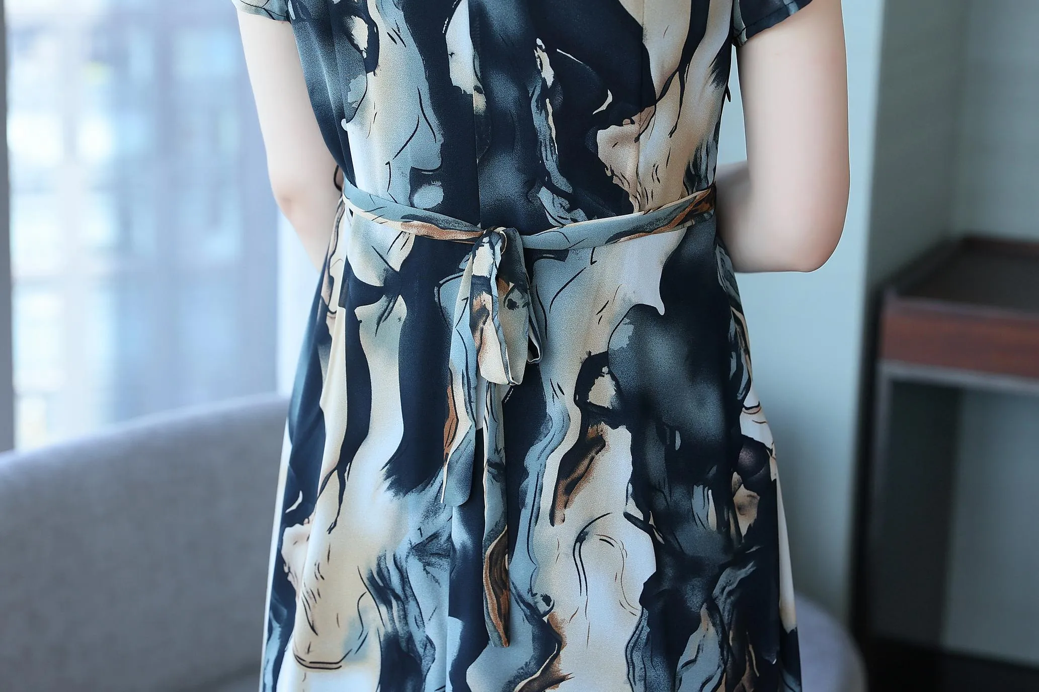 Knee-Length Floral Print Satin Dress with Stylish V-Neck