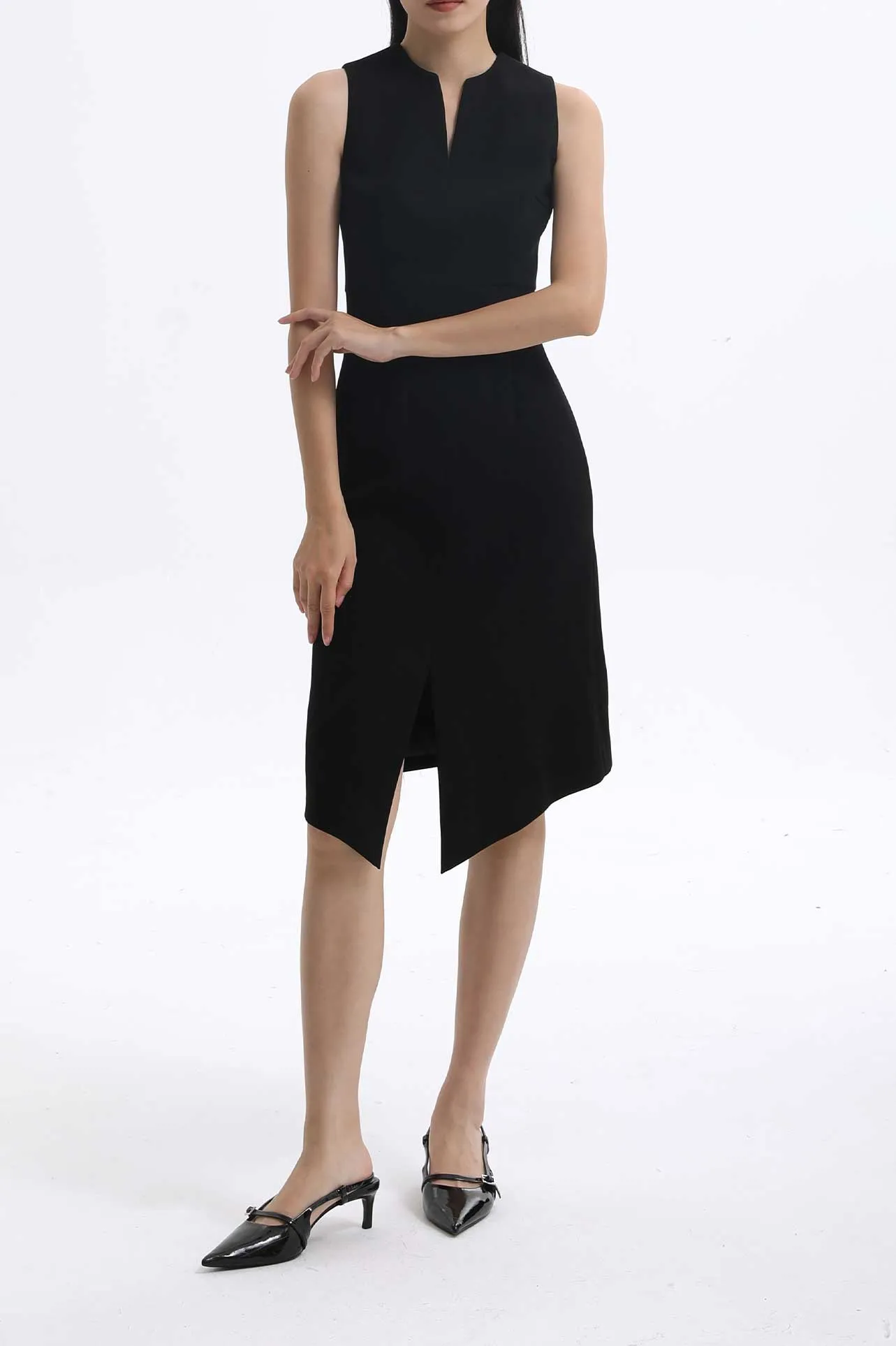 V-NECK CUTOUT