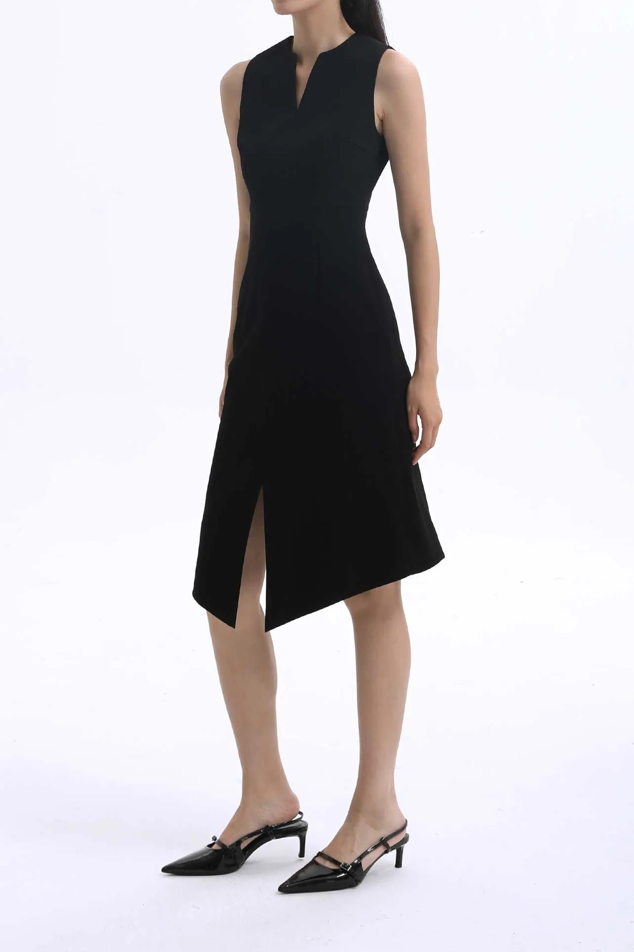 V-NECK CUTOUT