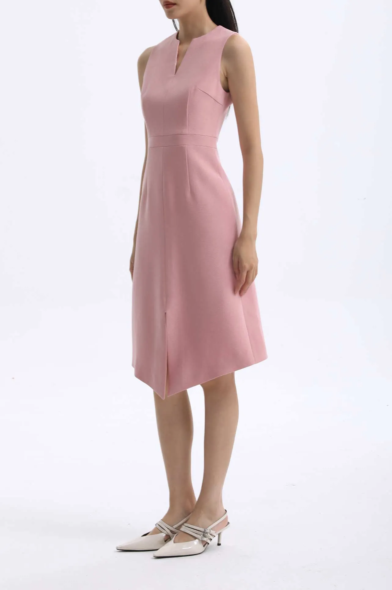 V-NECK CUTOUT