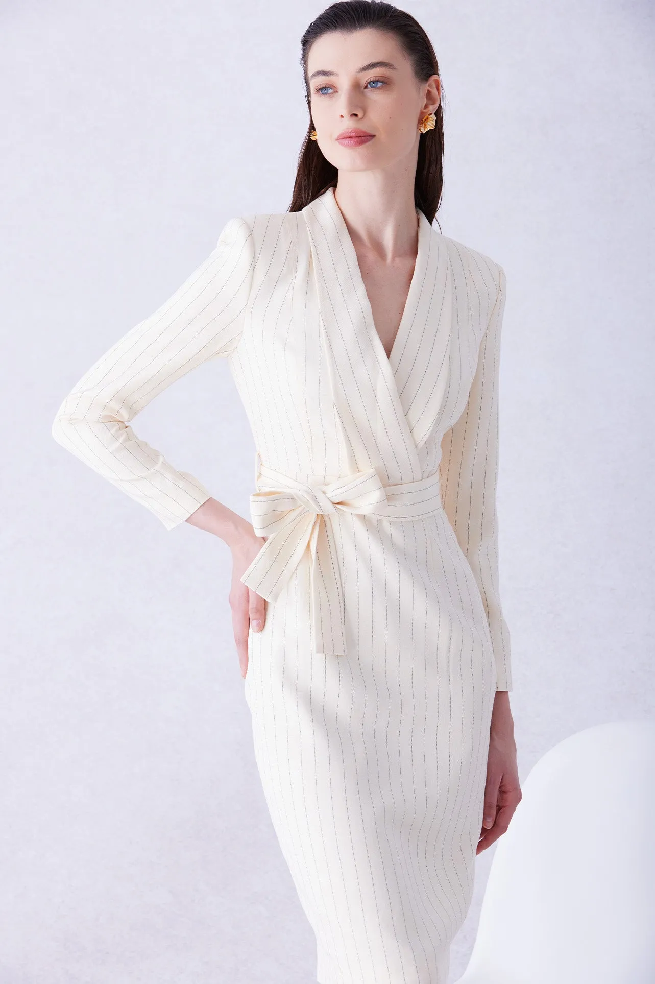 V-SHAPE NECKLINE DRESS IN APRICOT