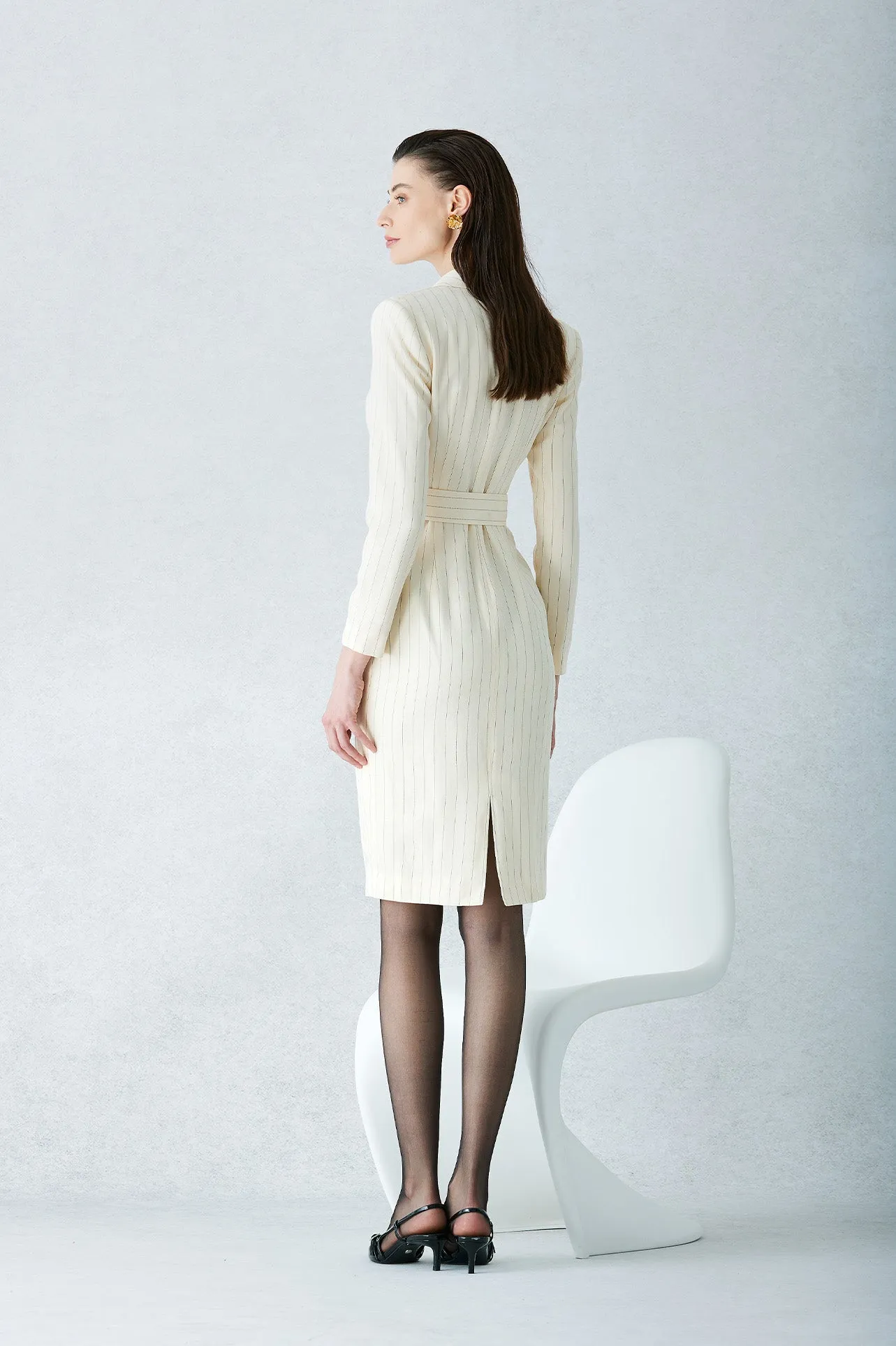 V-SHAPE NECKLINE DRESS IN APRICOT