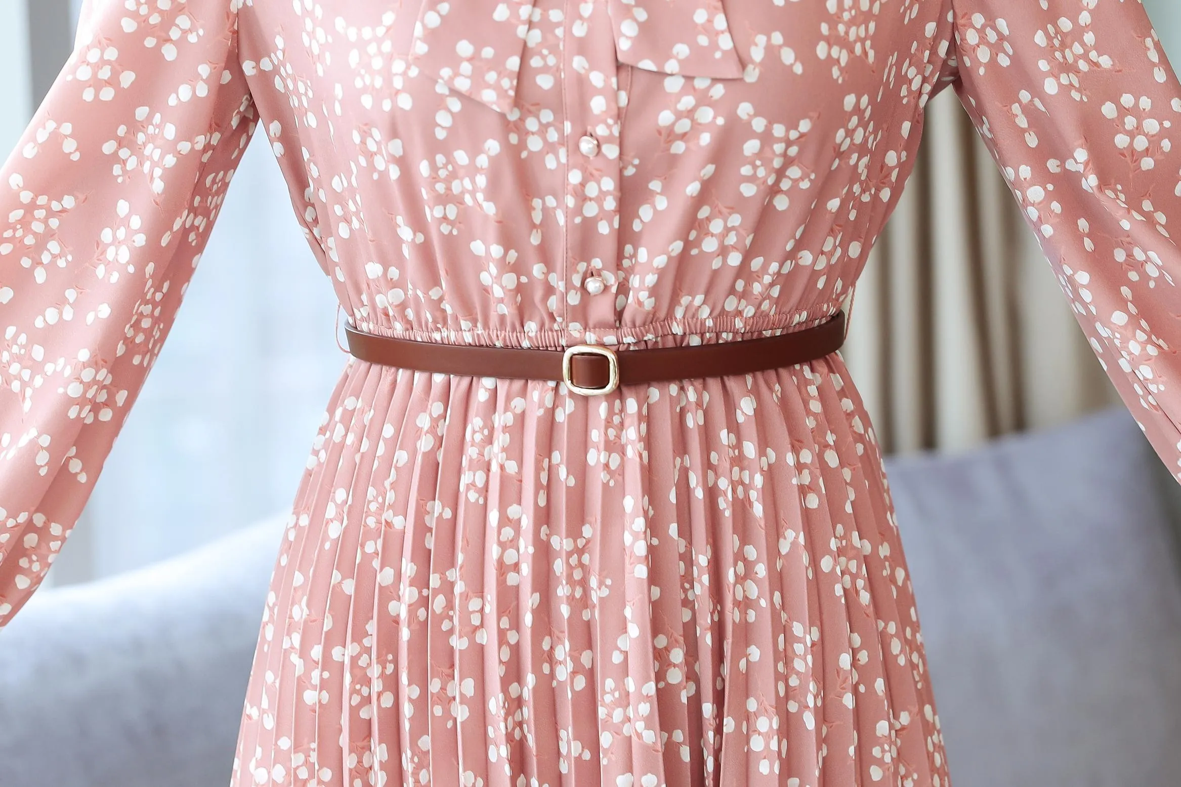 Vintage Full Floral Print Dress Featuring a Slimming Design