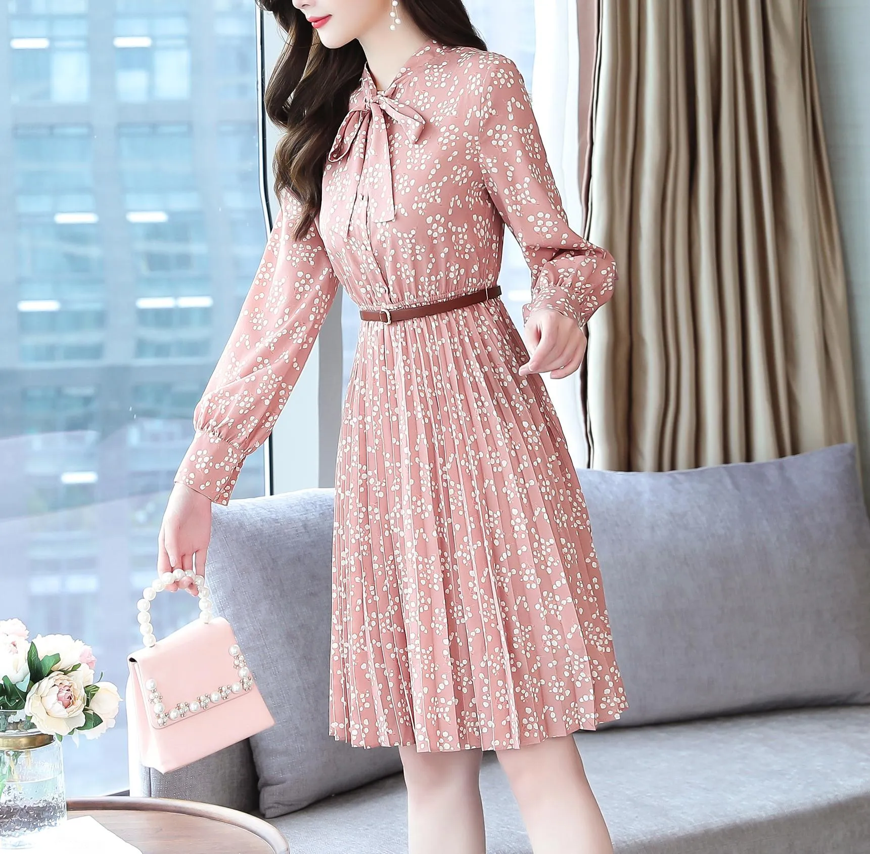 Vintage Full Floral Print Dress Featuring a Slimming Design