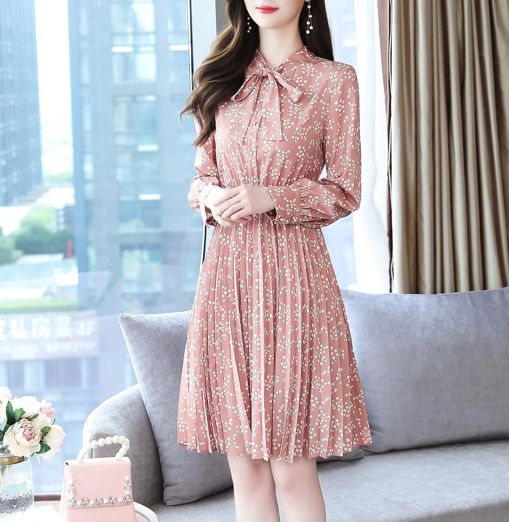 Vintage Full Floral Print Dress Featuring a Slimming Design