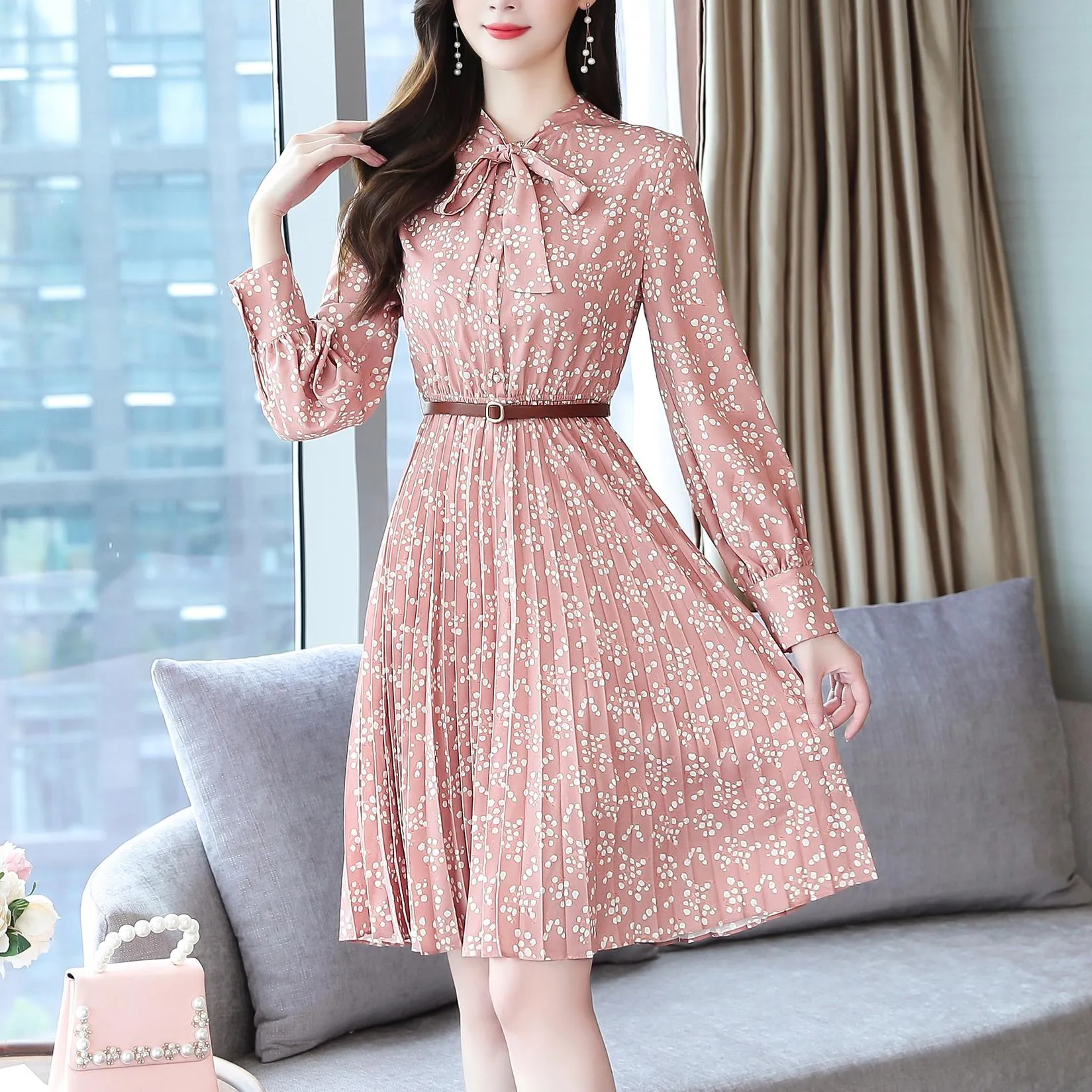 Vintage Full Floral Print Dress Featuring a Slimming Design