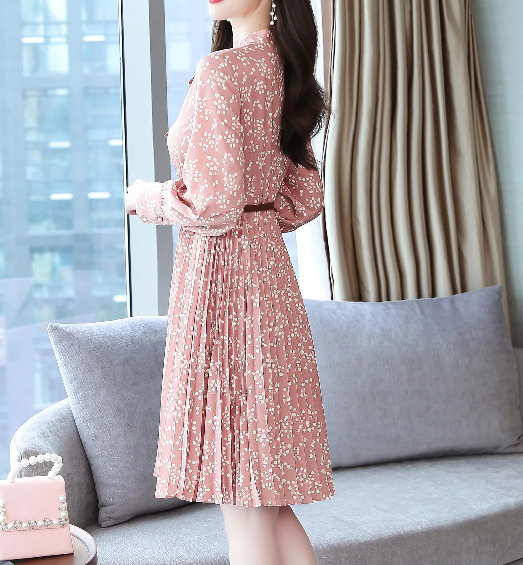 Vintage Full Floral Print Dress Featuring a Slimming Design